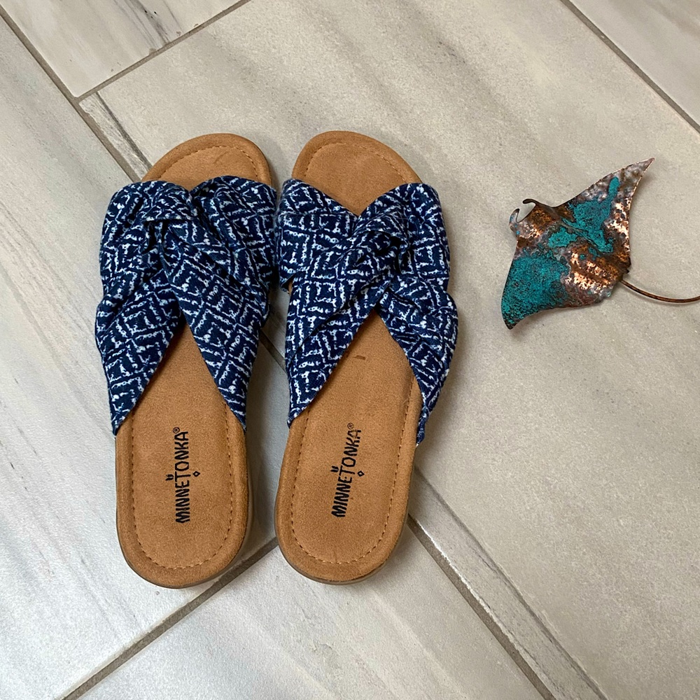 NWOT: MINNETONKA Women's Size 10 Blue/White Tribal Soft Fabric Slide Sandals 🌴